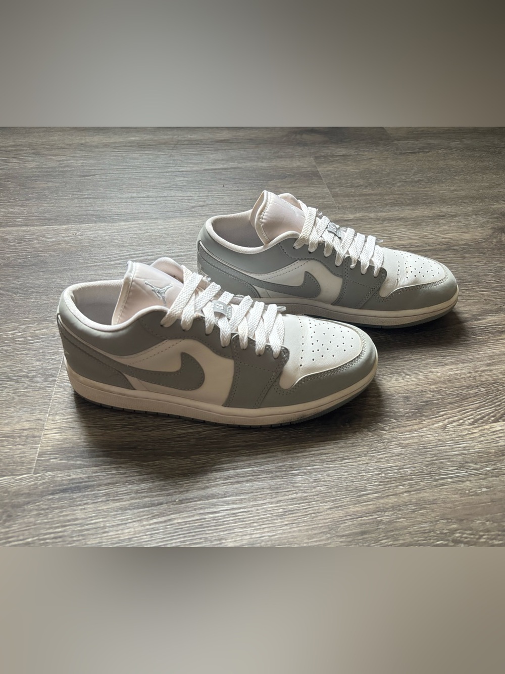 Nike Low-Top Sneaker in White and Light Gray